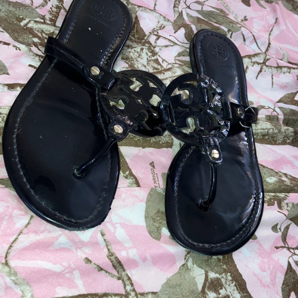 Tory Burch Black Patent Logo-Detail Thong Sandals - Women